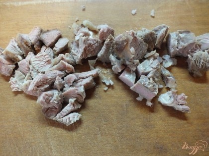 Отваренное мясо остудите и нарежьте мелкими кубиками.