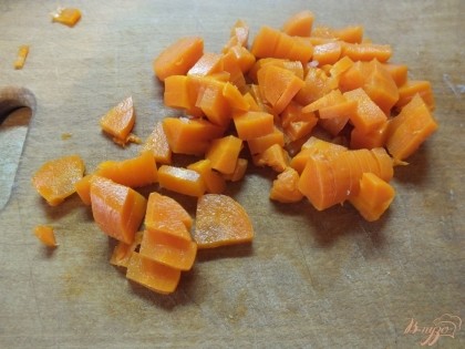 Морковь отварите до готовности. Очистите и ополосните, остудите. Нарежьте кубиками чуть мельче, чем мясо. Обратите внимание, что все компоненты сала нужно отваривать по отдельности.