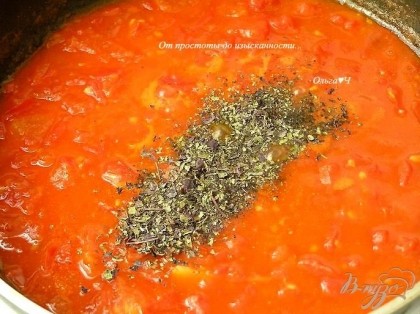 На сливочном масле (я добавила еще растительного) потушить нарезанные маленькими кусочками помидоры с чесноком до мягкости. Посолить, поперчить, добавить базилик и сахар. Готовить до загустения соуса.