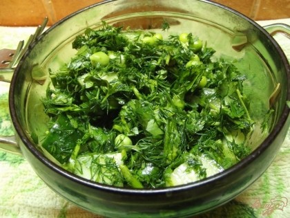 Готово! Солим салат по вкусу и непосредственно перед подачей заправляем оливковым маслом. Подаем в качестве гарнира.