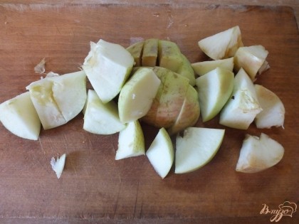 Яблоки нарежьте дольками не крупно. Чем мельче порезать - тем больше мякоти будет в компоте.