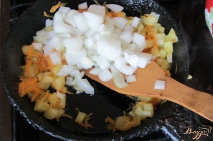 Лук нарезать. Сковороду поставить на плиту раскалить, добавить подсолнечное масло, обжарить в нем нарезанные овощи 3-5 минут на сильном огне помешивая.