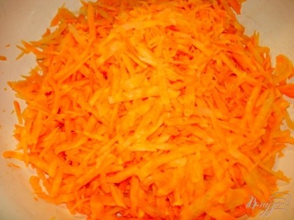 Морковь натираем на тёрке с крупными отверстиями.