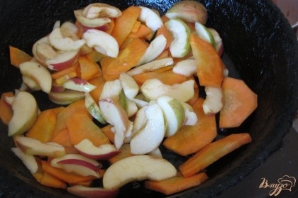 Морковь с яблоки нарезать произвольно и обжарить вместе.
