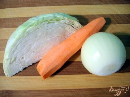 Подготавливаем капусту, лук и морковь.