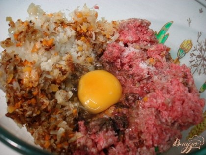 А также добавляем яйцо, вареный рис, соль и перец. Очень тщательно перемешиваем.