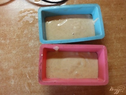 Разлейте тесто по формочкам. Я использовала квадратные, не высокие.
