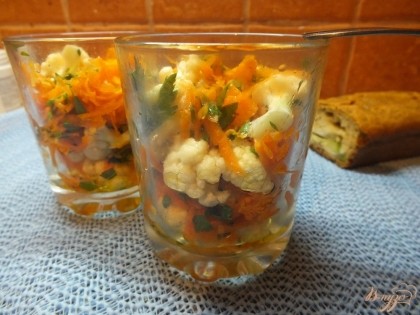 Готово! Выкладываем салат в глубокие порционный стаканы. Подаем охлажденным. Кушайте на здоровье!=)