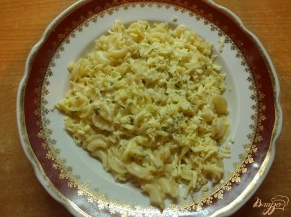 Выкладываем макароны в глубокую тарелку. Сверху посыпаем сыром. Очень тщательно перемешиваем, чтобы сыр равномерно распределился.