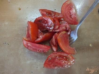 Добавьте масло и соль, перемешайте. Оставьте в таком виде помидоры минимум на 15 минут, чтобы они пропитались.