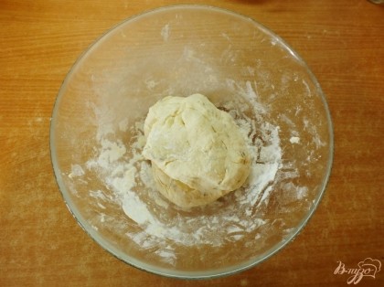 Перемешиваем полученное тесто сначала ложкой, потом руками пока оно не станет однородным и пластичным.