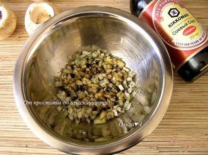 Мелко нарезать лук и чеснок, добавить укроп, перец и соевый соус, перемешать.