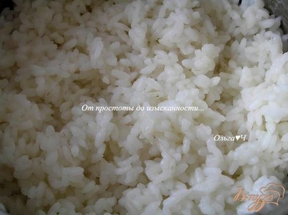 Отварить рис как указано на упаковке. Смешать ингредиенты для заправки, добавить к еще горячему рису, перемешать.