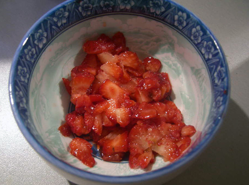Несколько ягод клубники разминаем и смешиваем с йогуртом.  