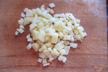 Картофель отчистить, нарезать, добавить в суп.