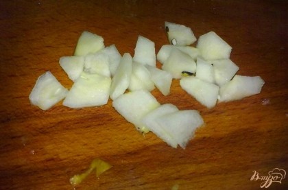 Яблоки вымыть. Разрезать на четыре части, вырезать сердцевину, снять шкурку и нарезать кубиками. Яблоки должны быть твердыми.
