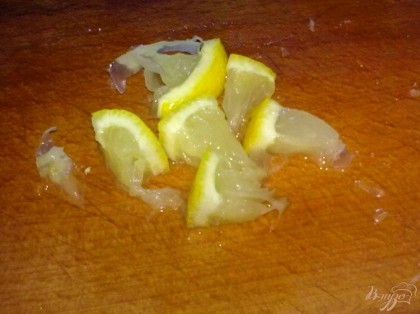 Лимон вымыть и нарезать дольками.