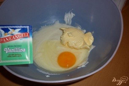 Добавить яйца, ванилин и мягкий маргарин. Тщательно взбить.