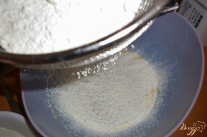Всыпать просеянную с разрыхлителем и солью муку, замесить мягкое тесто.