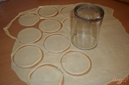Тесто разделить на 2 части. Каждую часть раскатать довольно тонко - 3-4 мм, вырезать кружки стаканом или формочкой.