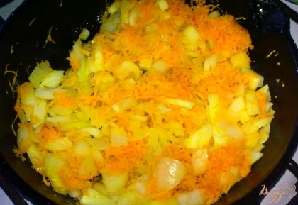 Лук очистить и нарезать кубиками. Морковь очистить и натереть на мелкой терке. Смешать лук и морковь, обжарить на сливочном масле.