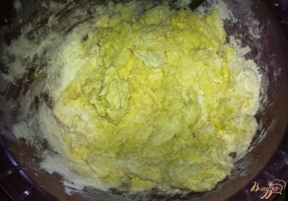 Маргарин размягчить. Муку просеять. Разотрите размягченный маргарин с сахаром, добавьте яйца, соду и муку, вымешайте тесто до однородной массы.