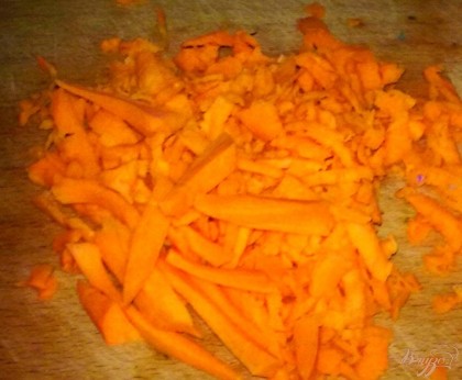 Морковь моем, очищаем и снова моем. Нарезаем ее крупной соломкой или натираем на крупной терке.