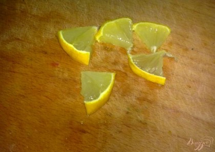 От лимона отрезаем кружочек и нарезаем этот кружочек на пять частей.