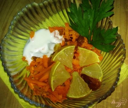 Готово! Морковь с курагой кладем в салатник. Сбоку кладем зелень петрушки, сметану и цветочек из лимона. Перед приемом салат перемешать.