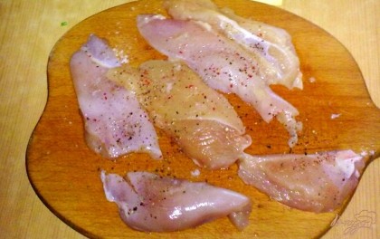 Филе цыпленка вымыть, обсушить и нарезать ломтиками, толщиной около 1,5 см. Посолить и поперчить.