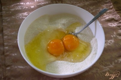 Вбейте 2 яйца и добавьте кефир, разныхлитель и ванилин.