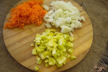 Измельчите овощи: лук, морковь, болгарский перец.