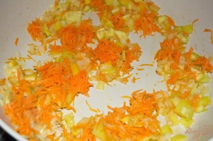 Добавить измельченную морковь и болгарский перец.