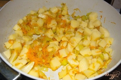 Добавить кабачки, нарезанный кубиком картофель, синенькие. Тушить все вместе 5 минут.