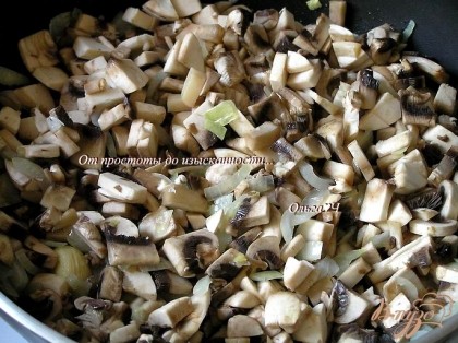 Чечевицу отварить до полуготовности. На растительном масле обжарить мелко нарезанные лук и чеснок до прозрачности, присолить, добавить нарезанные грибы. Готовить, пока не испарится лишняя жидкость.