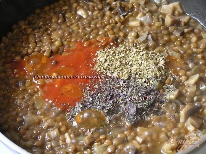 томатную пасту, разведенную в воде, затем базилик и орегано, посолить и поперчить по вкусу, всыпать сахар, перемешать.