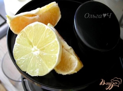 С половины апельсина снять цедру, оставить для украшения. Апельсин и лимон очистить от кожуры (часть оставить).