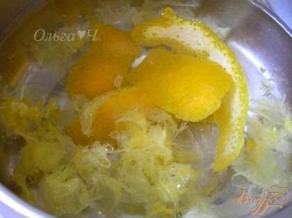 Вынуть жмых из соковыжималки, залить 0,5 л воды, добавить немного кожуры апельсина, довести до кипения, варить 3-5 минут, снять с огня и процедить.