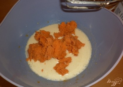 Добавить очищенную и натёртую на мелкой тёрке морковь.Я часто делаю морковный сок, и для выпечки использую жмых.Всё перемешать. Для ускорения процесса, можно воспользоваться миксером.
