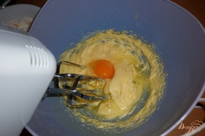 Масло комнатной температуры взбить с сахаром до пышного состояния. Продолжая взбивать, по одному, добавить яйца.