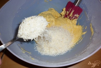 Смешать сухую и маслянную смеси, добавить натертый на мелкой терке Пармезан.