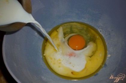 Отдельно смешать  молоко, яйца, растопленное и охлаждённое сливочное масло .