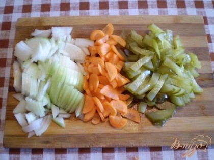 Лук, морковь, кислые огурцы нужно нарезать соломкой.