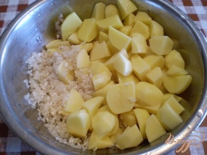 Рис промыть, картофель очистить и порезать.
