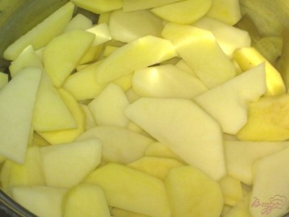 Картофель очистить, вымыть и нарезать дольками.