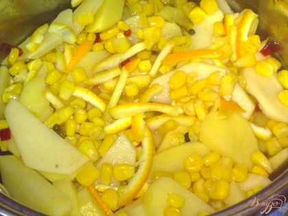 Картофель уложить в кастрюлю. Сверху положить перец чили, цедру, кукурузу. Посолить. Залить соком апельсина и водой. Запекать при 180С в течение 60 минут.