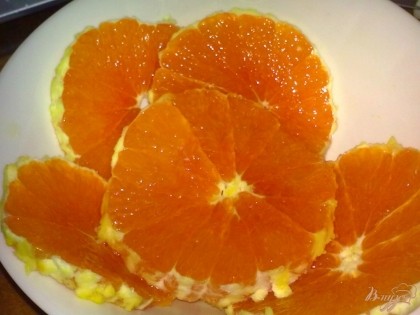 Апельсины вымыть. Один апельсин очистить. Мякоть нарезать кружочками. Немного кожуры нарезать мелкими кубиками.