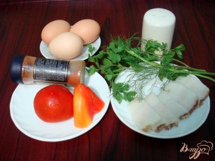 Яйца, сало, перец болгарский, помидоры, зелень, соль и паприка, это продукты, которые нам понадобятся для яичницы.