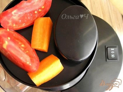 Подготовить овощи, тщательно вымыть. Морковь очистить от кожуры, нарезать кусочками вместе с помидорами.