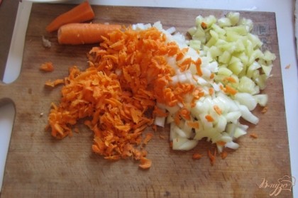 Морковь натереть, лук и перец нарезать. Добавить в суп.